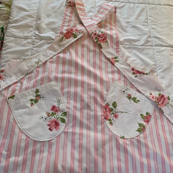 Vintage sheet cross back apron. - Picture 2 of 2